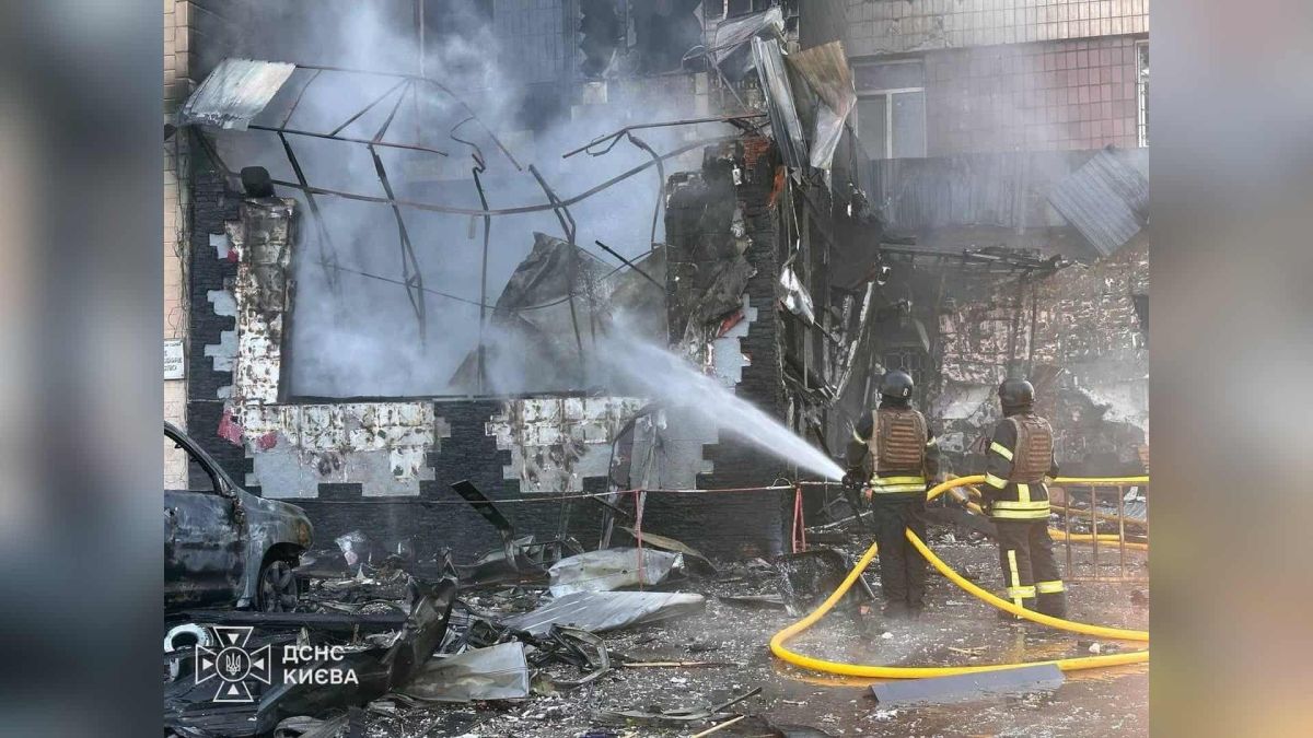 Удар по Голосіївському р-ну: ДСНС врятувала двох людей з адмінбудівлі Рятувальники ДСНС під час ліквідації наслідків російського удару по адмінбудівлі у Голосіївському р-ні Києва, врятовано двох людей
