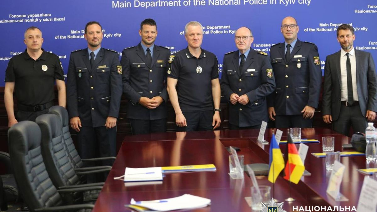 Німецька поліція відвідала Київ і обговорила роботу поліції під час війни Зустріч делегації Федеральної поліції Німеччини з керівництвом поліції Києва для обговорення роботи в умовах війни