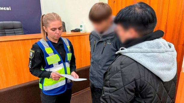 Пожежа в ресторані на Рейтарській ліквідована за 28 хвилин Працівниця поліції показує документи підлітку і його батькам у відділку поліції