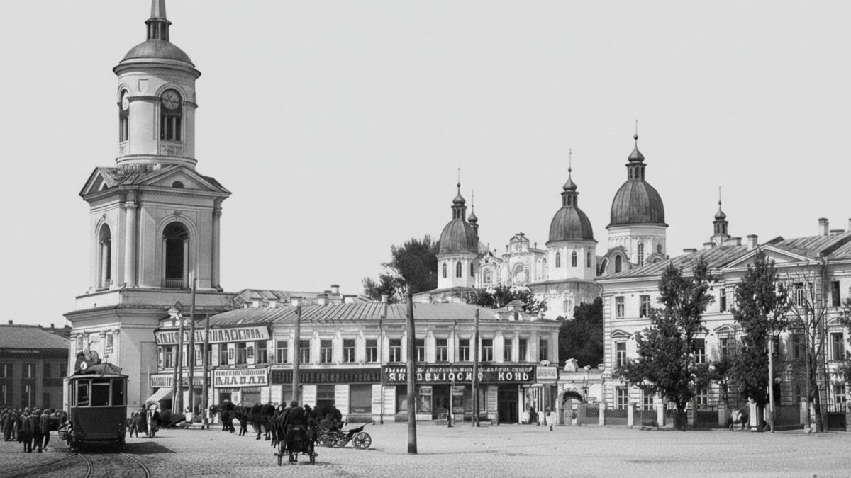 Історичне фото Контрактової площі з Богоявленським собором Братського монастиря та дзвіницею на Подолі у Києві