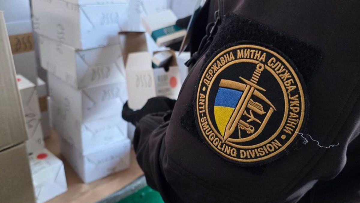 Митник Державної митної служби України під час виконання службових обов'язків — ілюстративне фото Держмитслужби