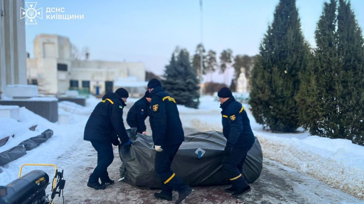 Рятувальники встановлюють стаціонарний Пункт Незламності