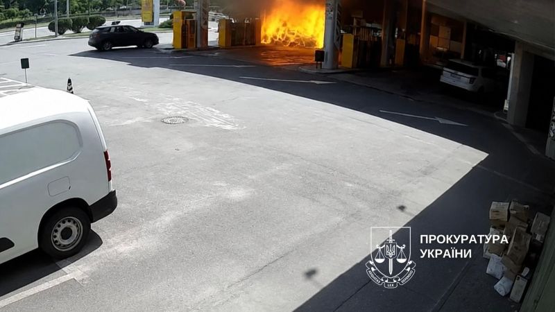 Головні новини Києва | Kyiv.News Розбитий автомобіль Audi TT біля пошкодженої АЗС на Броварському проспекті у Києві після смертельного ДТП у липні 2023 року