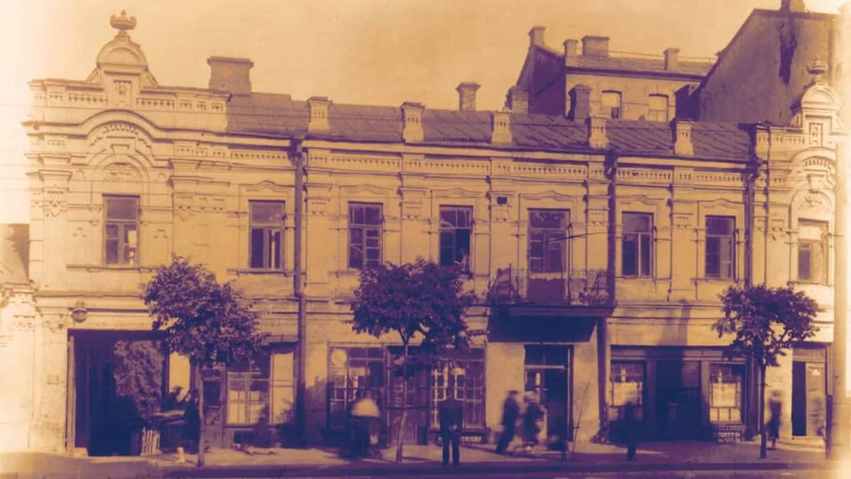 Будинок на Великій Васильківській, 9: чому зруйнували історичну пам'ятку Архівне фото двоповерхового прибуткового будинку кінця ХІХ століття на Великій Васильківській, 9 у Києві, зруйнованого 1976 року заради лінії метро
