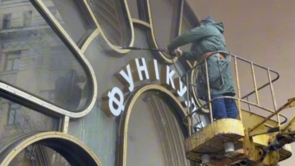 У Києві провели генеральне прибирання 2 станцій фунікулера