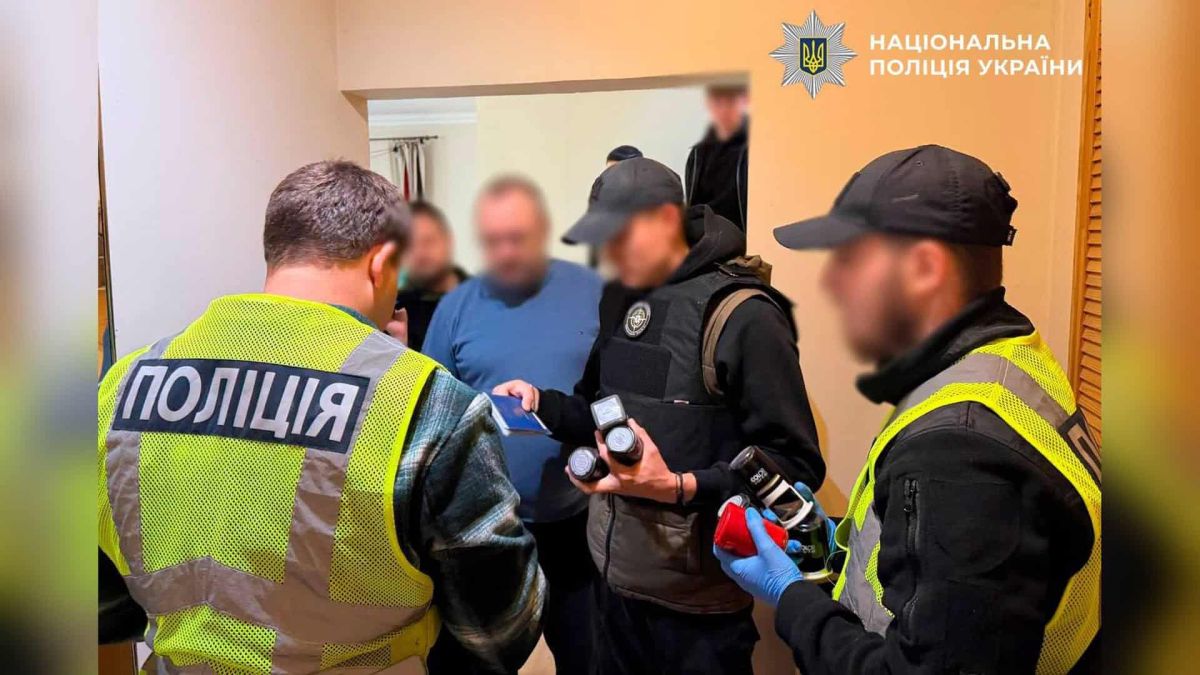 Директора київського фонду підозрюють у легалізації 100+ іноземців Поліцейські Києва оголосили підозру директору фонду, який легалізував понад 100 іноземців під виглядом волонтерів за хабарі від 40 тис. грн