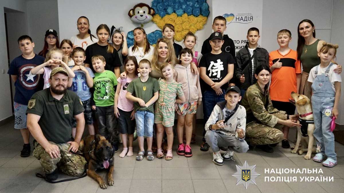 Чотирилапі поліцейські та їхні напарники влаштували шоу для дітей у літньому таборі