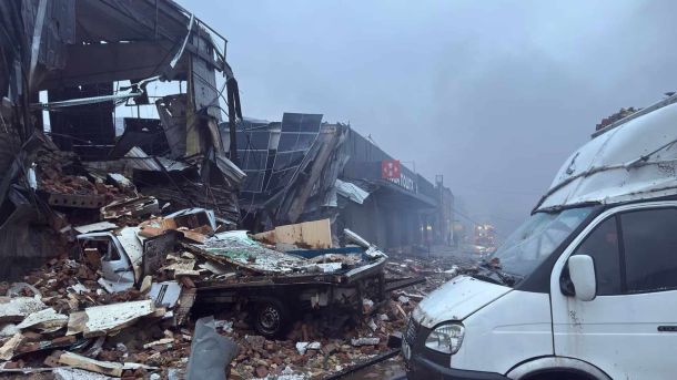 Київщина отримала понад 160 генераторів від семи країн Зруйнована будівля відділення Нової пошти в Києві, уламки цегли та розчавлений автомобіль після нічної атаки 24 вересня