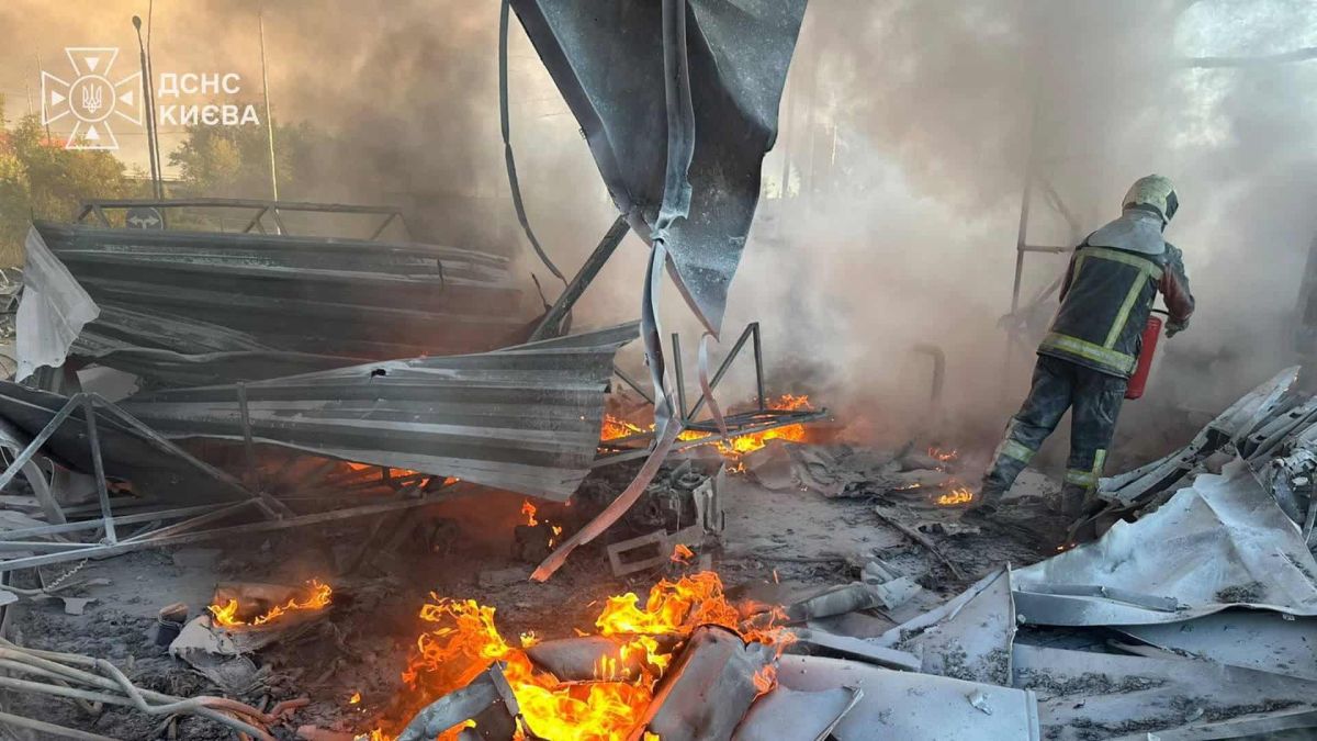 У Києві дрон влучив у паркінг: троє загиблих, семеро постраждалих Рятувальник ДСНС гасить вогнищe пожежі серед уламків конструкцій на місці удару по об'єкту в Києві