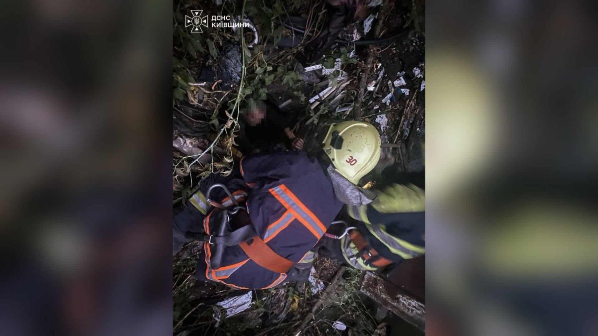 Рятувальники ДСНС дістають чоловіка з ями на вулиці Соборній у Фастові на Київщині