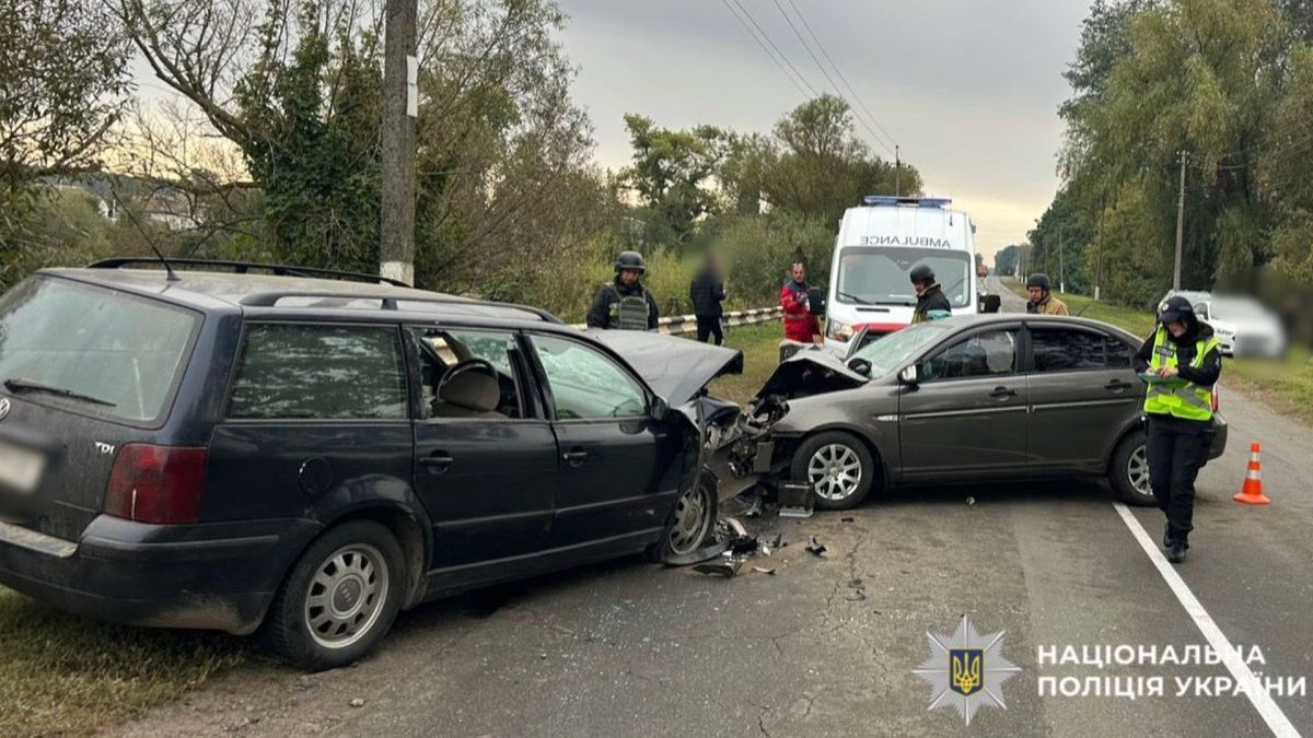 Автомобільна аварія, на фото два автомобіля, які зіштовхнулися і позаду них стоїть швидка допомога