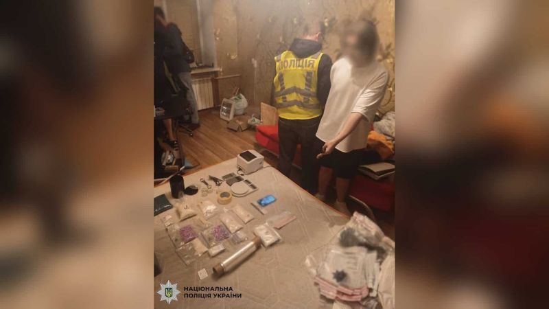 Вилучені наркотики та психотропні речовини під час обшуку у 22-річного киянина: близько 2 кг амфетаміну, Alfa-PVP та 300 таблеток MDMA