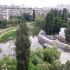 Вид з висоти на озеро Блакитне на Виноградарі у Києві — зелені дерева, водойма і житлові будинки навколо