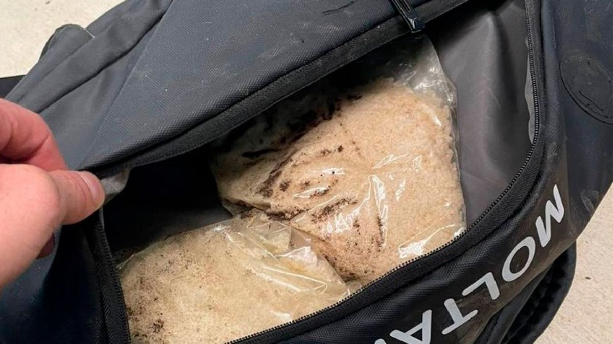 Метро «Сирець»: затримали чоловіка з 350 грамами психотропів Чорна сумка відкрита, а в середині пакети з бежевою речовиною