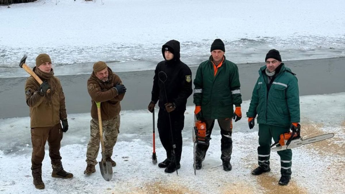 В Ірпені розколюють лід для качок та лебедів П'ятеро чоловіків з інструментами, якими вони прорубували та різали лід