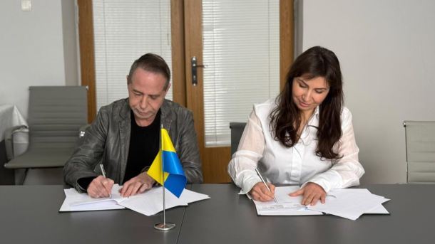 Тетяна Мостепан та Юрій Поляченко підписують меморандум про співробітництво між КМДА та Інститутом травматології