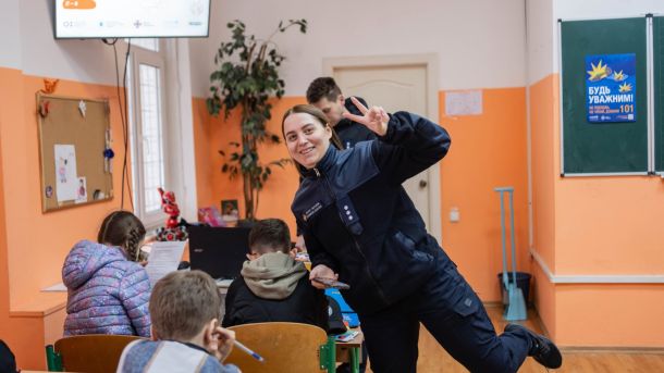 Рятувальники ДСНС Києва проводять урок мінної безпеки для школярів у закладі освіти столиці