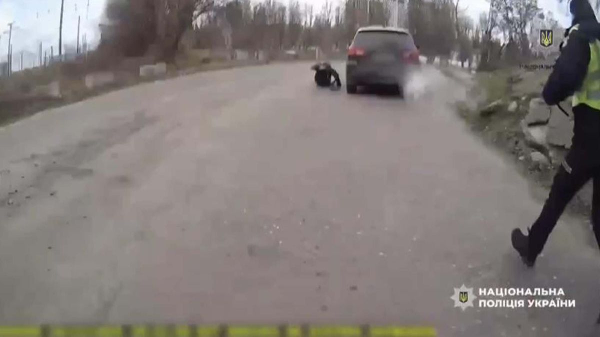 Автомобіль, біля якого на дорозі травмований поліцейський