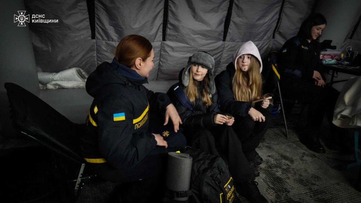 Психолог ДСНС спілкується з двома дівчатами-підлітками в пункті незламності