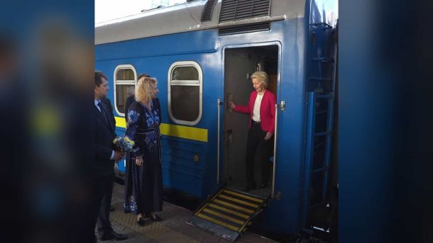 Держпродспоживслужбу Києва відвідала делегація з Данії Урсула фон дер Ляєн виходить із синьо-жовтого вагона Укрзалізниці на вокзалі в Києві під час 11-го візиту