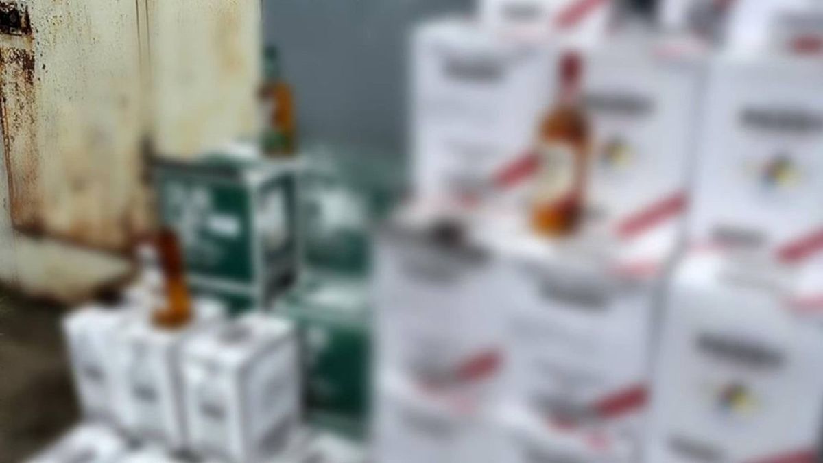 Детективи БЕБ та прокурори ОГП викрили контрабандну схему з алкоголем через дипломатів на 4 млн грн