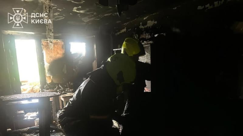 Рятувальник ДСНС Києва оглядає вигорілу квартиру після пожежі у п'ятиповерховому будинку на вулиці Павла Чубинського у Дарницькому районі, 8 червня 2026 року