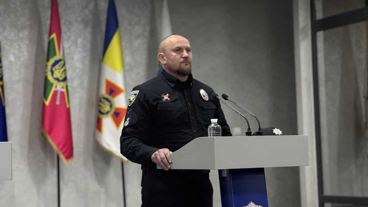 Начальник Департаменту патрульної поліції Євгеній Жуков виступає на пресконференції, де оголосив про подачу рапорту на звільнення, 20 квітня 2026 року
