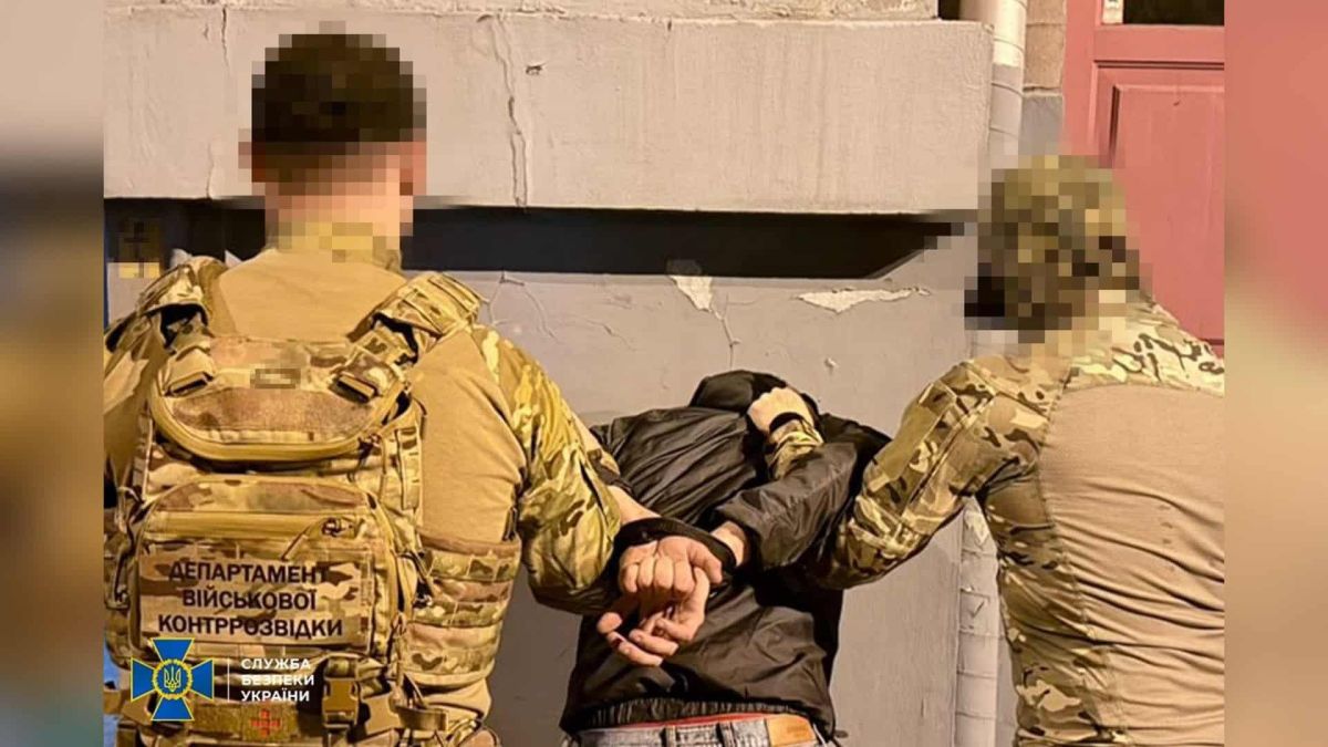 СБУ затримала військового, якого підозрюють у коригуванні ударів по Києву Співробітники СБУ затримують військового, якого підозрюють у коригуванні ударів по Києву у вересні 2026 року