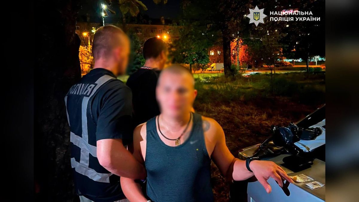 Поліцейські Києва затримали 39-річного киянина зі збутом амфетаміну та Альфа-PVP через поштові відправлення по всій Україні