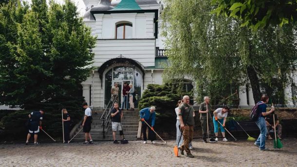 Співробітники заповідника, братія монастиря та волонтери прибирають територію Нижньої лаври біля Дальніх печер