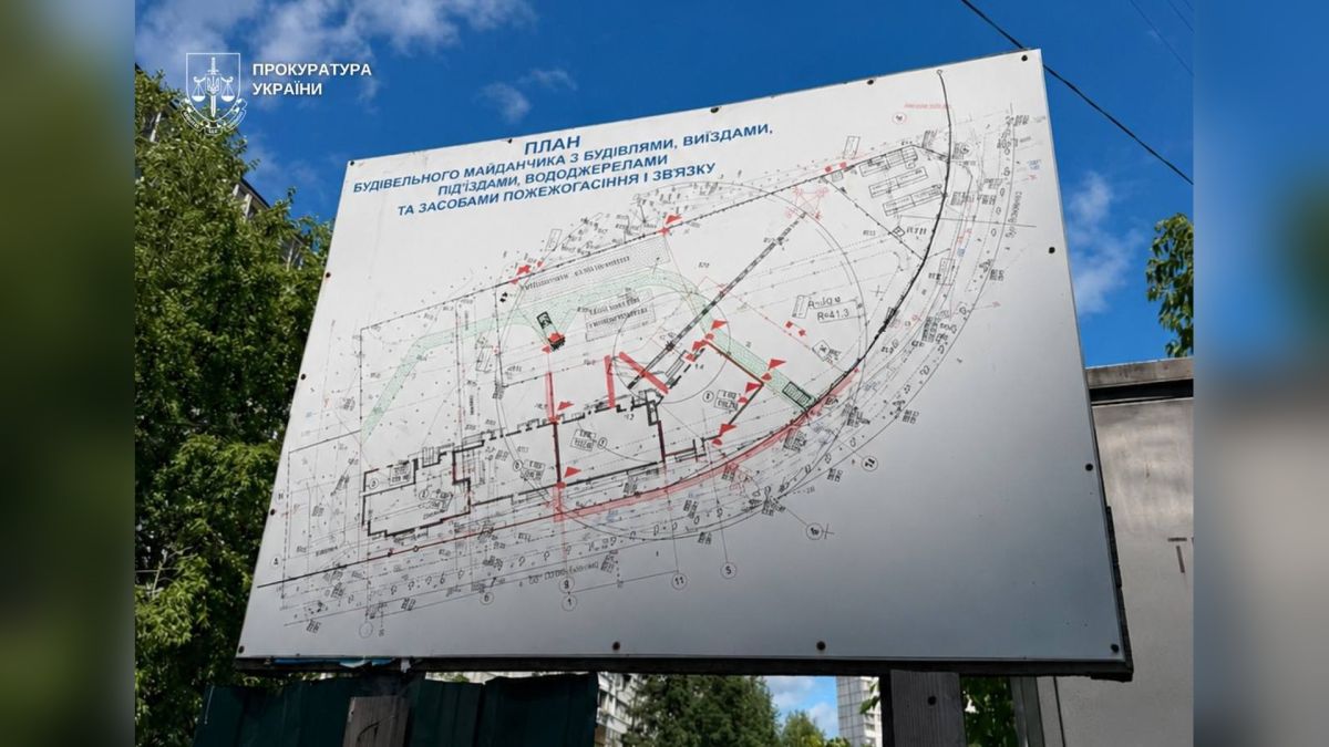 Будівельний котлован на вулиці Мілютенка в Деснянському районі Києва, де мав постати будинок для переселенців з аварійного житла — збитки 13,8 млн грн
