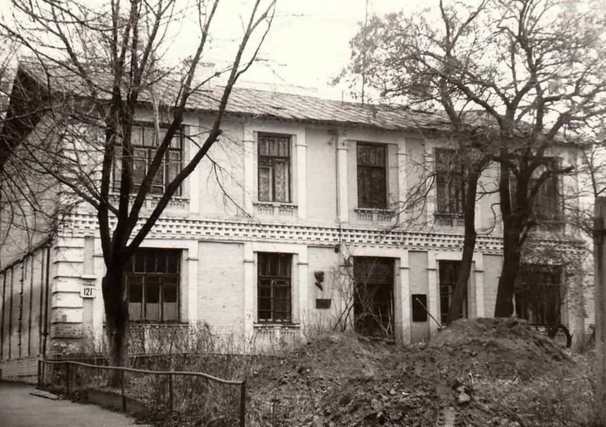 Двоповерховий цегляний будинок на вулиці Великій Васильківській 121 у Києві де мешкала акторка Марія Заньковецька з 1918 по 1934 рік