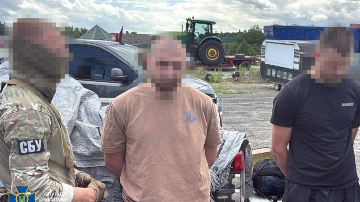 Правоохоронці затримали торговця трофейною зброєю у Києві під час операції проти семи підпільних каналів збуту
