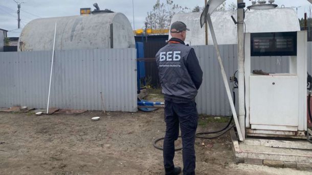 Працівник БЕБ біля незаконної автозаправки