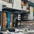 Пошкоджений наземний вестибюль станції метро «Лук'янівська» після російського обстрілу: зруйновані кіоски, уламки на тротуарі, працюють рятувальники