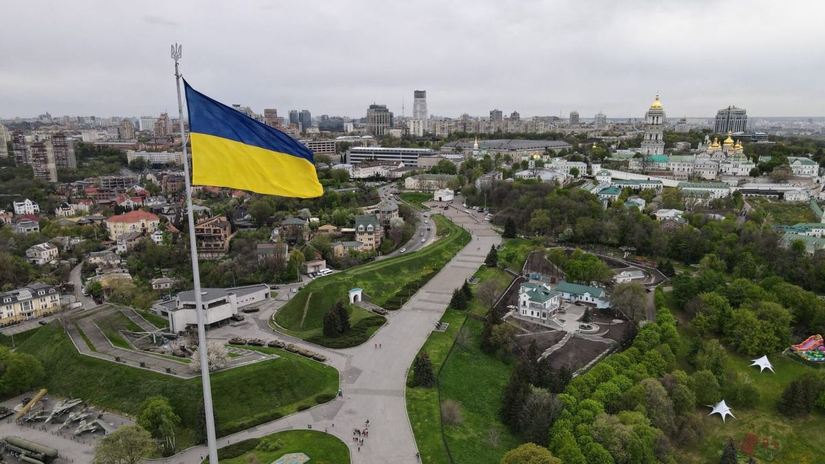 Великий український прапор, що майорить над Києвом