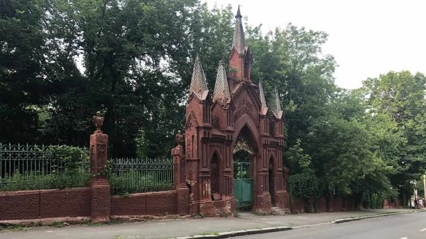 Школяр із Київщини створив пристрій, що рятує дрони від РЕБ Історична цегляна брама та огорожа Байкового кладовища в Голосіївському районі Києва перед капітальним ремонтом