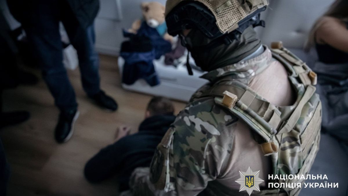 Спецпризначенець стоїть біля чоловіка який лежить в підлогу обличчям
