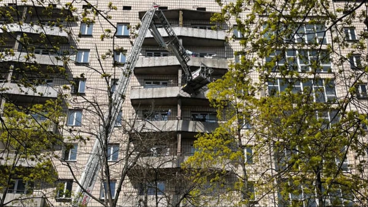 Рятувальники ДСНС евакуюють мешканців гуртожитку за допомогою колінчастого підіймача під час пожежі у Дніпровському районі Києва