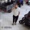 Чоловік із розмитим обличчям у торговому залі серед квадроциклів і мотоциклів, кадр з камери відеоспостереження