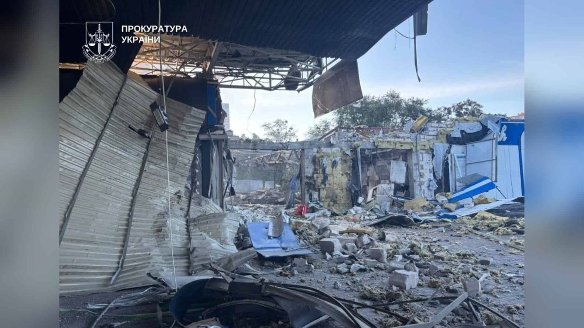 Ворожа атака на Київ: загибель на АЗС розслідують як воєнний злочин Наслідки удару БпЛА по АЗС у Дарницькому районі Києва — 42-річний чоловік помер у лікарні від отриманих травм