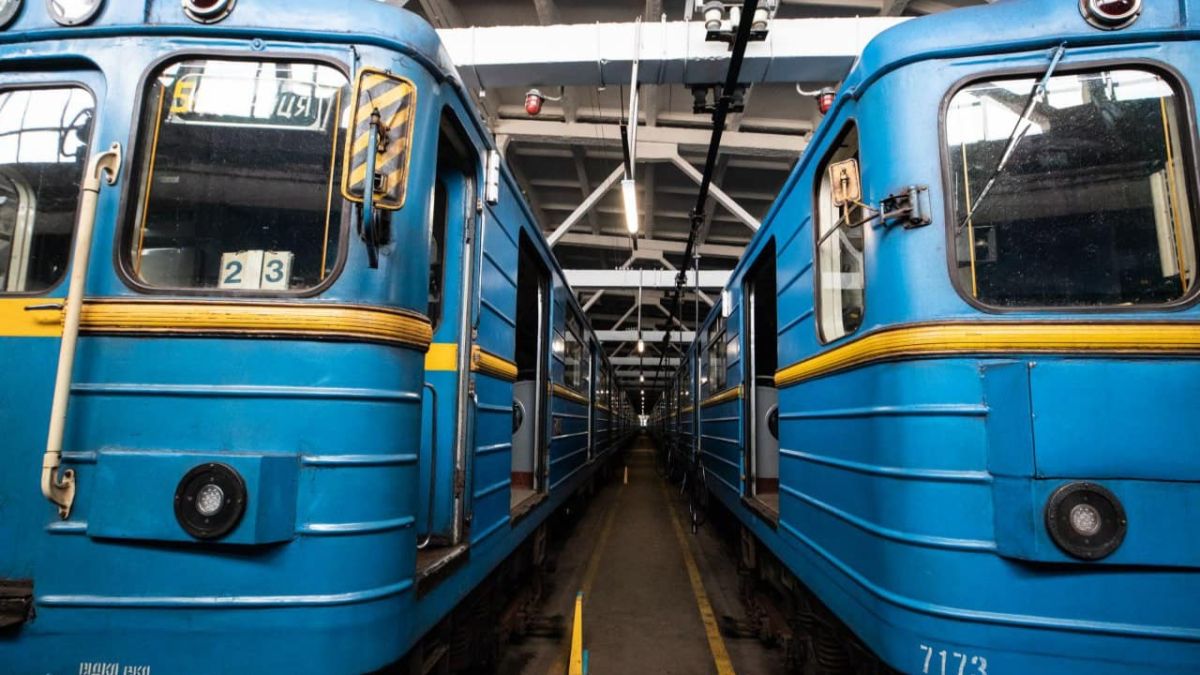 Сині вагони київського метро