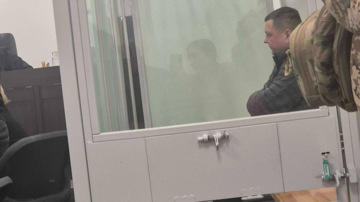 Заступник начальника управління СБУ Рівненщини Ігор Бріка за склом у залі Вищого антикорупційного суду