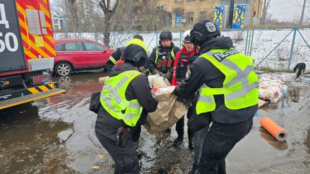 Рятувальники та представники правоохоронних органів несуть людину