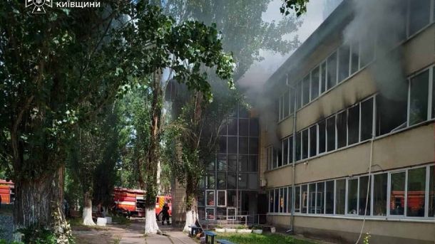 Киянин підозрюється у ножовому нападі в парку Молодіжний і може отримати 8 років Рятувальники ліквідують пожежу у центрі для бездомних у селі Ясногородка Вишгородського району — евакуйовано 40 осіб