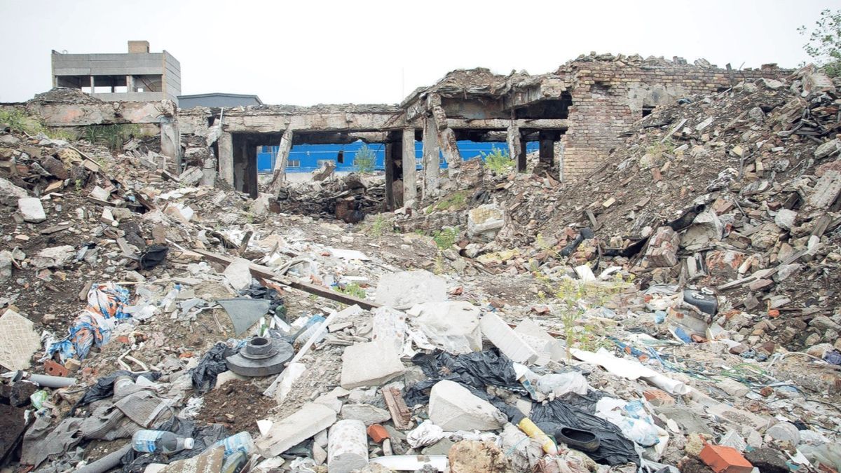 Зруйнована промислова будівля та територія, завалена будівельним сміттям