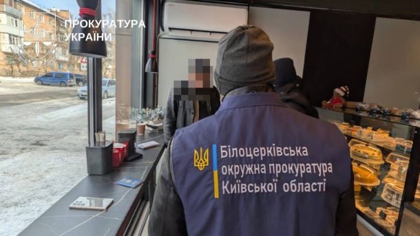Правоохоронці і підозрюваний у крамниці