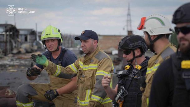 Рятувальники-верхолази ДСНС Київщини підіймають піротехніків на дах пошкодженої будівлі у Вишневому після російського обстрілу