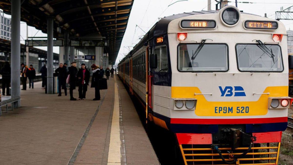 Потяг Kyiv City Express стоїть біля перону станції перед відправленням рейсу кільцевою електричкою Києва