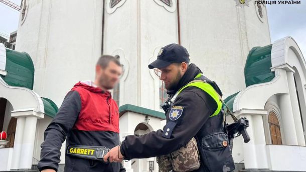 Поліцейські патрулюють територію біля православного храму в Києві під час Великодня 2026 року